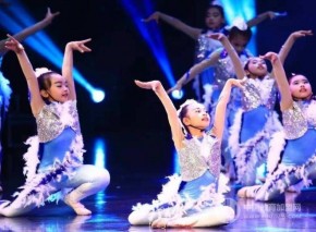 小白鸽舞蹈，对学员进行高质量的教学！